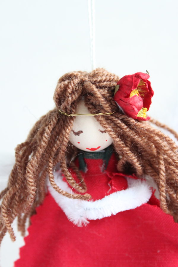 Ange rouge aux cheveux brun