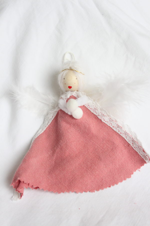 Ange en robe rose